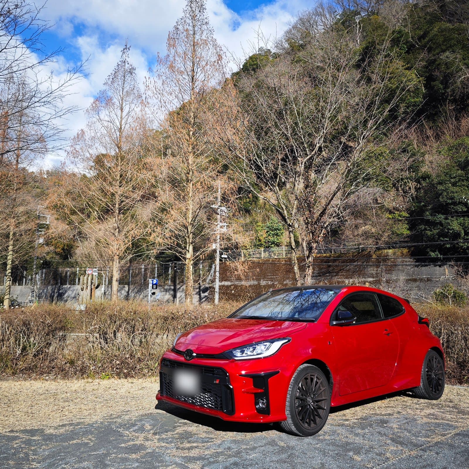 山あいの駐車場に停めた トヨタ GRヤリス RZ First Edition