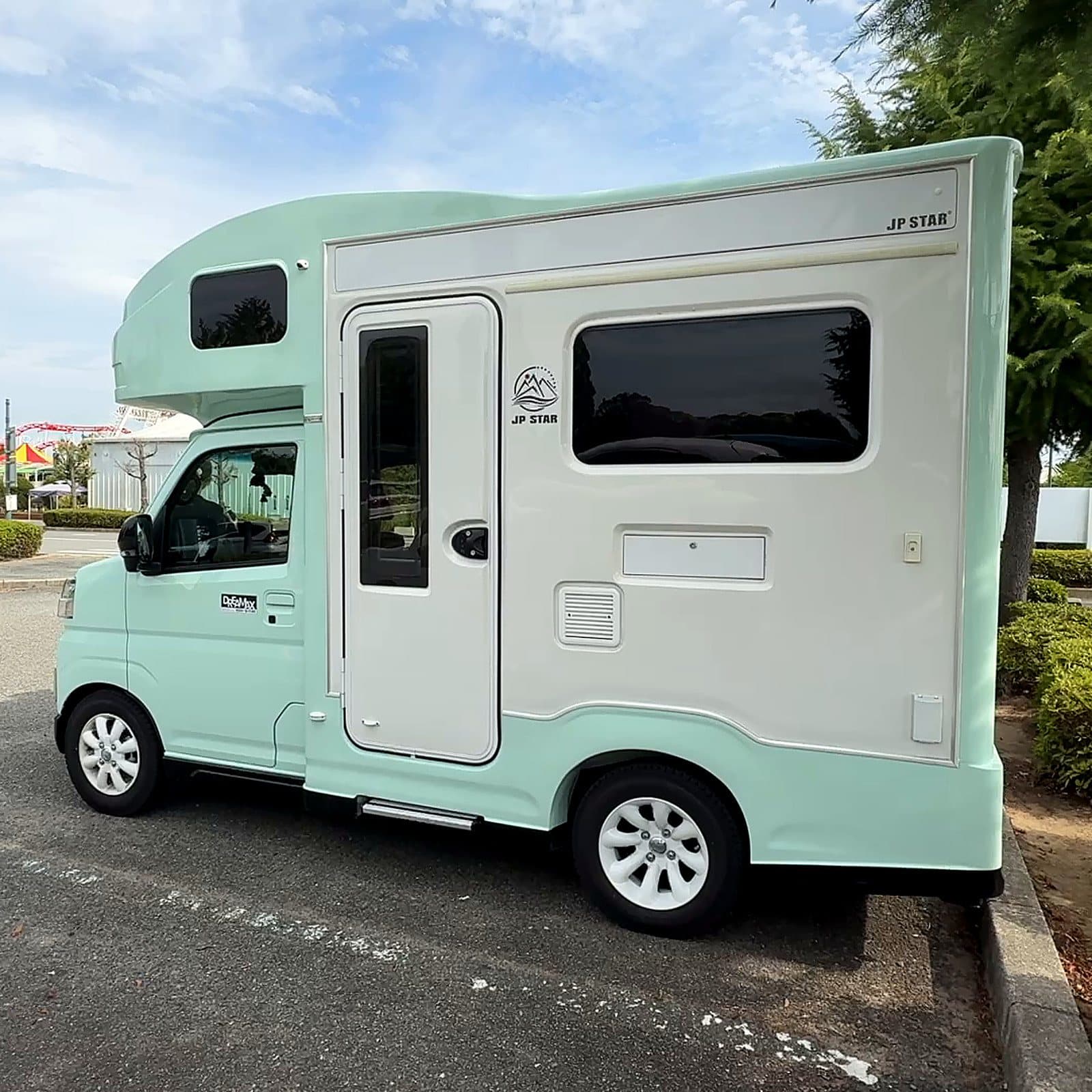遊園地の駐車場に停めた JP STAR Happy 1 Turbo