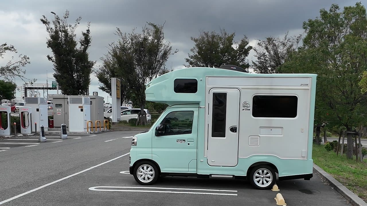サービスエリアの駐車場に停まる Happy 1 Turbo