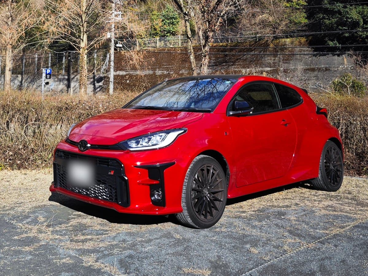 山あいの駐車場に停めた トヨタ GRヤリス RZ First Edition