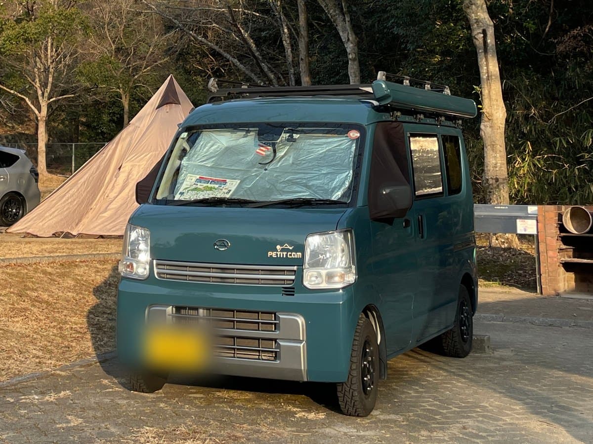 キャンプ場でワンポールテントの横に停めた Petit-Cam Villa