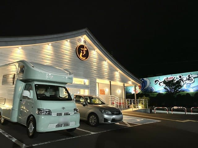 夜のとれとれ市場に停まる Treasure 1